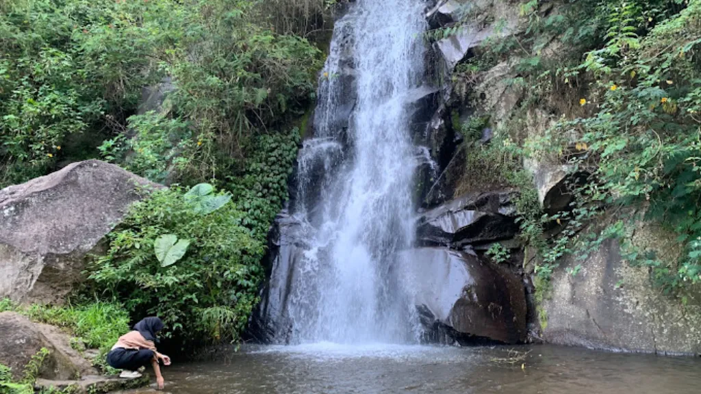 Spot foto Coban Putri Batu dengan view alam, cocok untuk keluarga dan wisatawan
