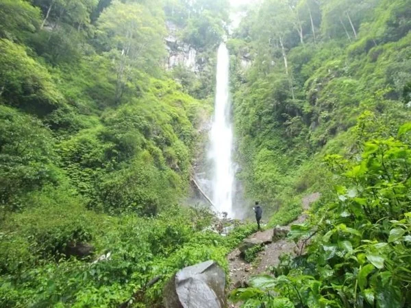 Air Terjun Coban Rais Batu Malang dengan suasana alami dan spot foto natural wisata batu malang terbaru