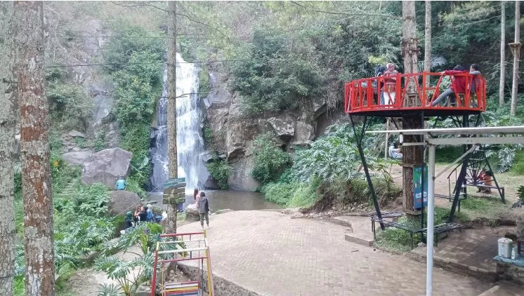 Fasilitas Coban Rais Batu Malang seperti area parkir, warung makan, gazebo dan spot istirahat wisata batu malang terbaru