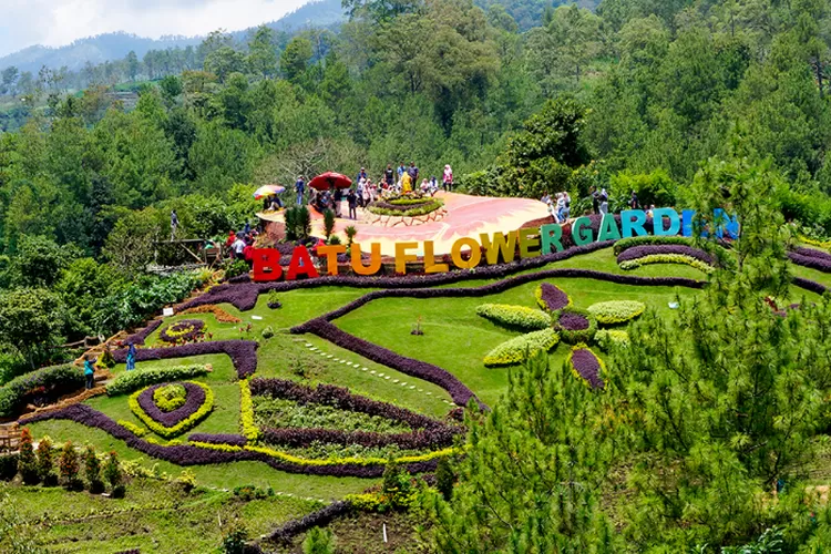 Batu Flower Garden Coban Rais sebagai wisata instagramable Malang dengan gardu pandang dan panorama perbukitan