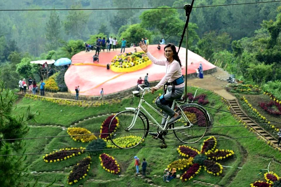 Sepeda gantung Coban Rais Batu Malang sebagai wisata instagramable Malang dengan panorama perbukitan