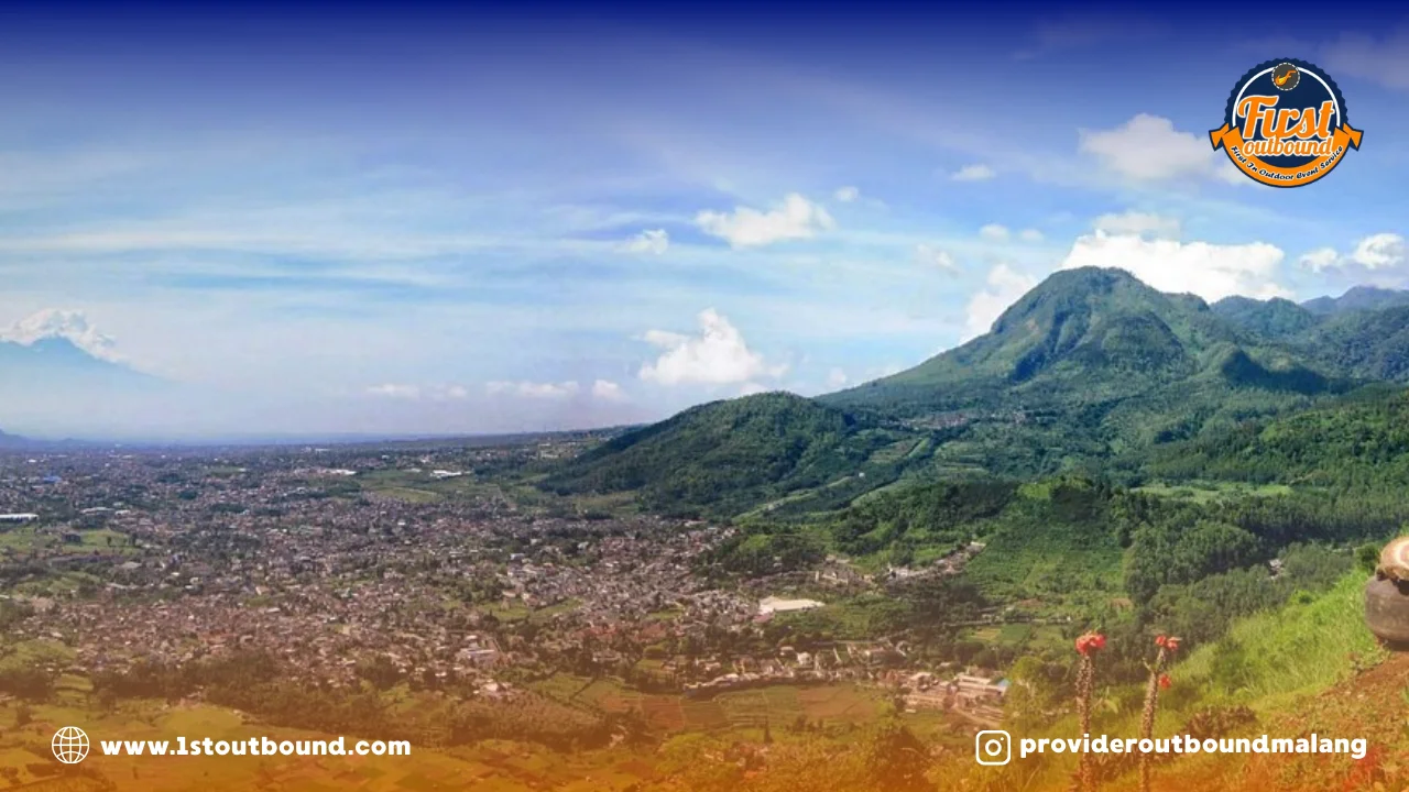 Pemandangan indah dari puncak Gunung Banyak sebagai lokasi paralayang dan outbound di Malang