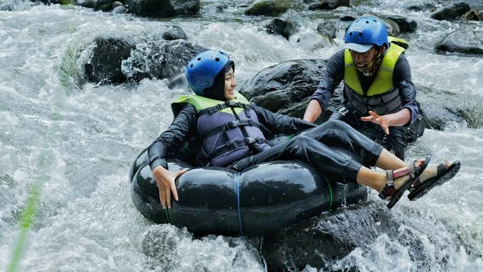 Spot foto alam Ledok Amprong Malang dengan sungai berbatu dan perbukitan