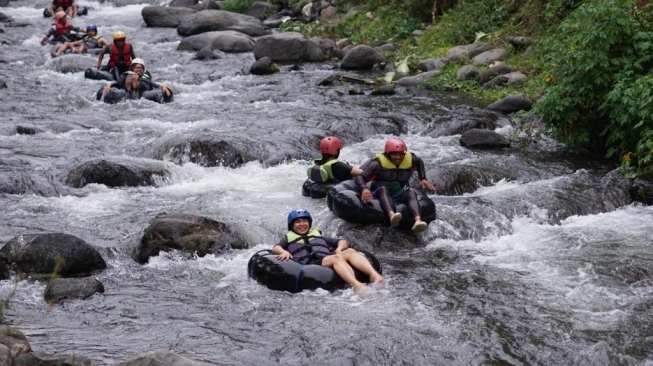Sungai Amprong Malang dengan air jernih dan bebatuan alami di Ledok Amprong