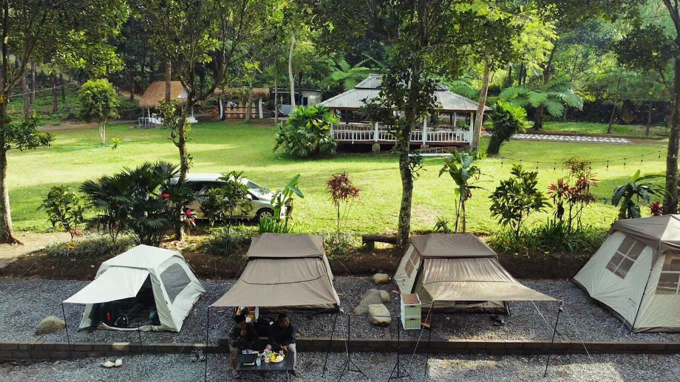 Fasilitas Ledok Amprong Malang seperti area parkir, kamar mandi, dan basecamp outbound