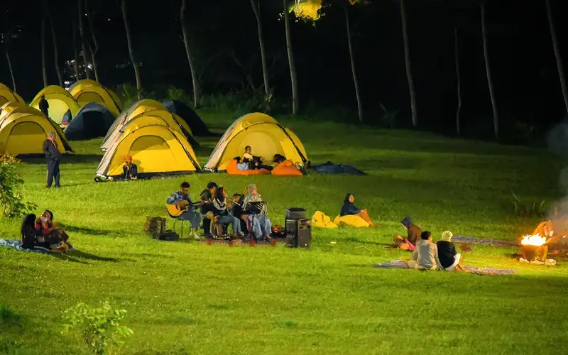 Suasana menginap glamping di Lembah Indah Malang dengan view perbukitan dan udara sejuk