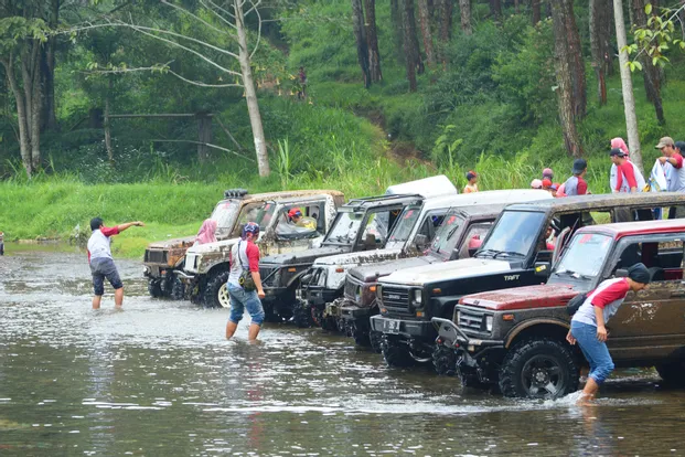 wisata offroad batu malang menggunakan jeep 4x4 di jalur alam