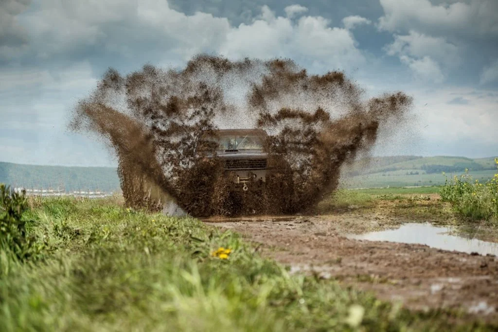 offroad batu malang melewati jalur lumpur dengan jeep offroad batu