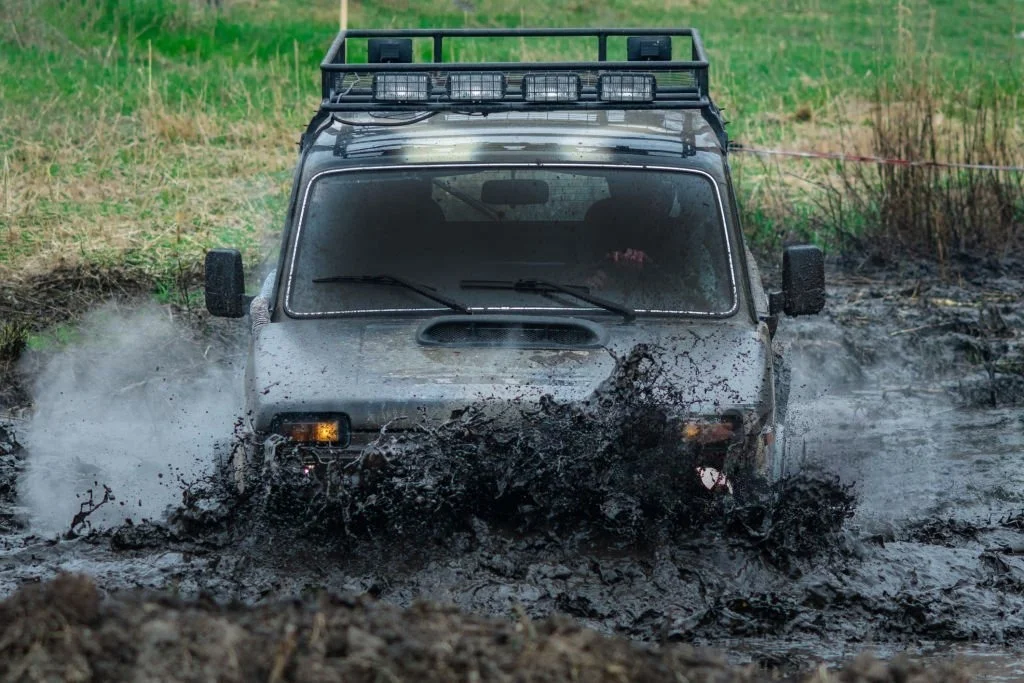 jeep offroad batu melintasi jalur lumpur dan track alam batu malang