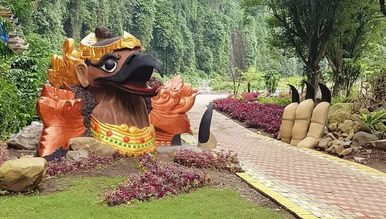 Wisata budaya unik di Pujon Malang - arsitektur kayu dan batu serta patung-ukiran di Taman Kemesraan