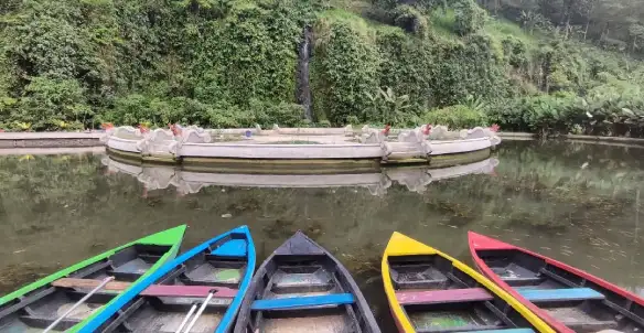 Harga tiket masuk Taman Kemesraan Pujon Malang dan fasilitas wisata - toilet musholla parkir cafe area foto