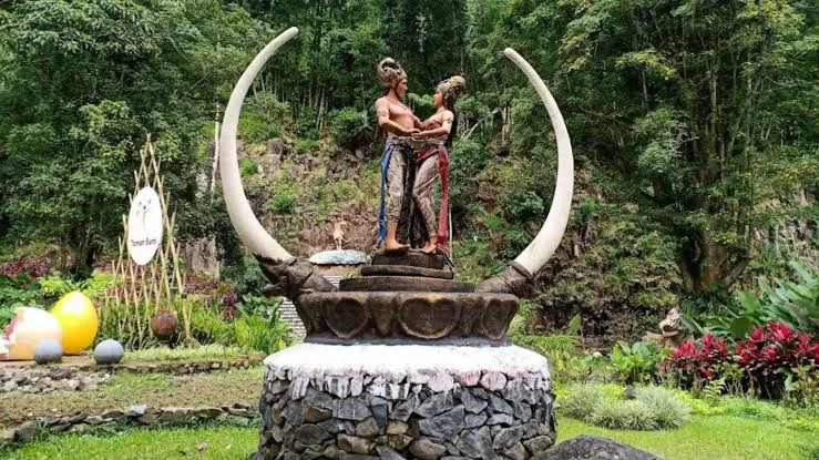 Patung dan ukiran Taman Kemesraan Pujon Malang - ikon wisata romantis bernuansa budaya