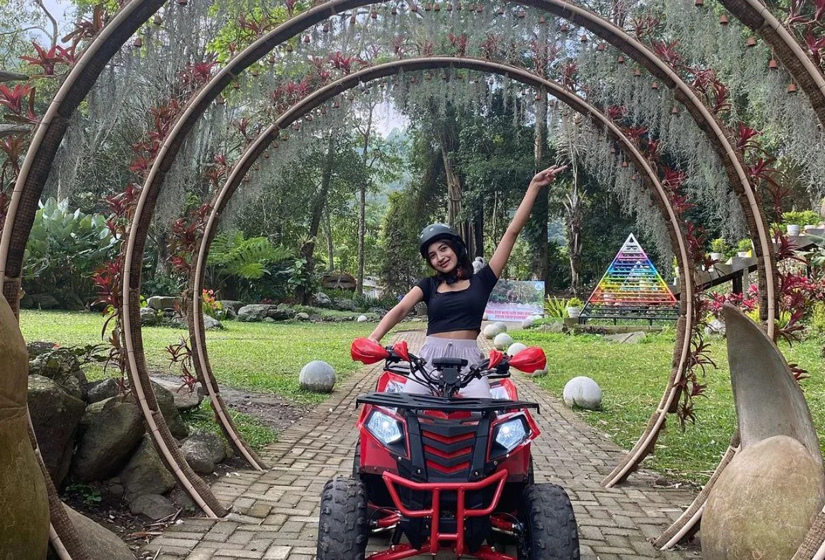 Itinerary 1 hari di Pujon Malang - pagi wisata alam siang kuliner sore ke Taman Kemesraan malam nongkrong romantis