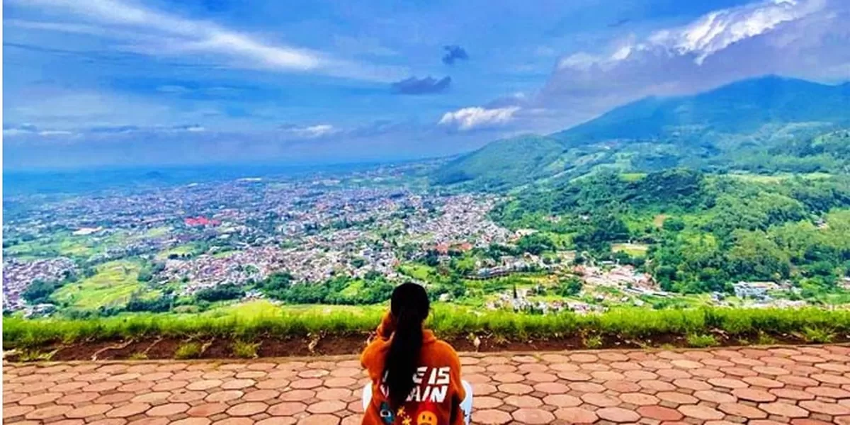 itinerary 1 hari di batu malang include taman langit cafe batu dan alun alun batu untuk wisata instagramable