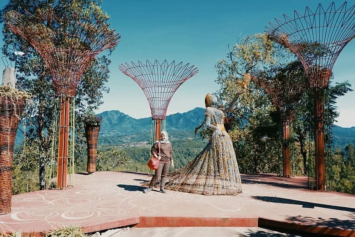 akses menuju taman langit malang di kawasan gunung banyak batu dengan jalan menanjak dan pemandangan pegunungan