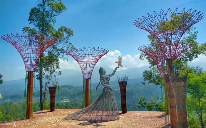 ide foto instagramable dengan latar view awan dan pegunungan cocok untuk spot foto terbaik di taman langit batu