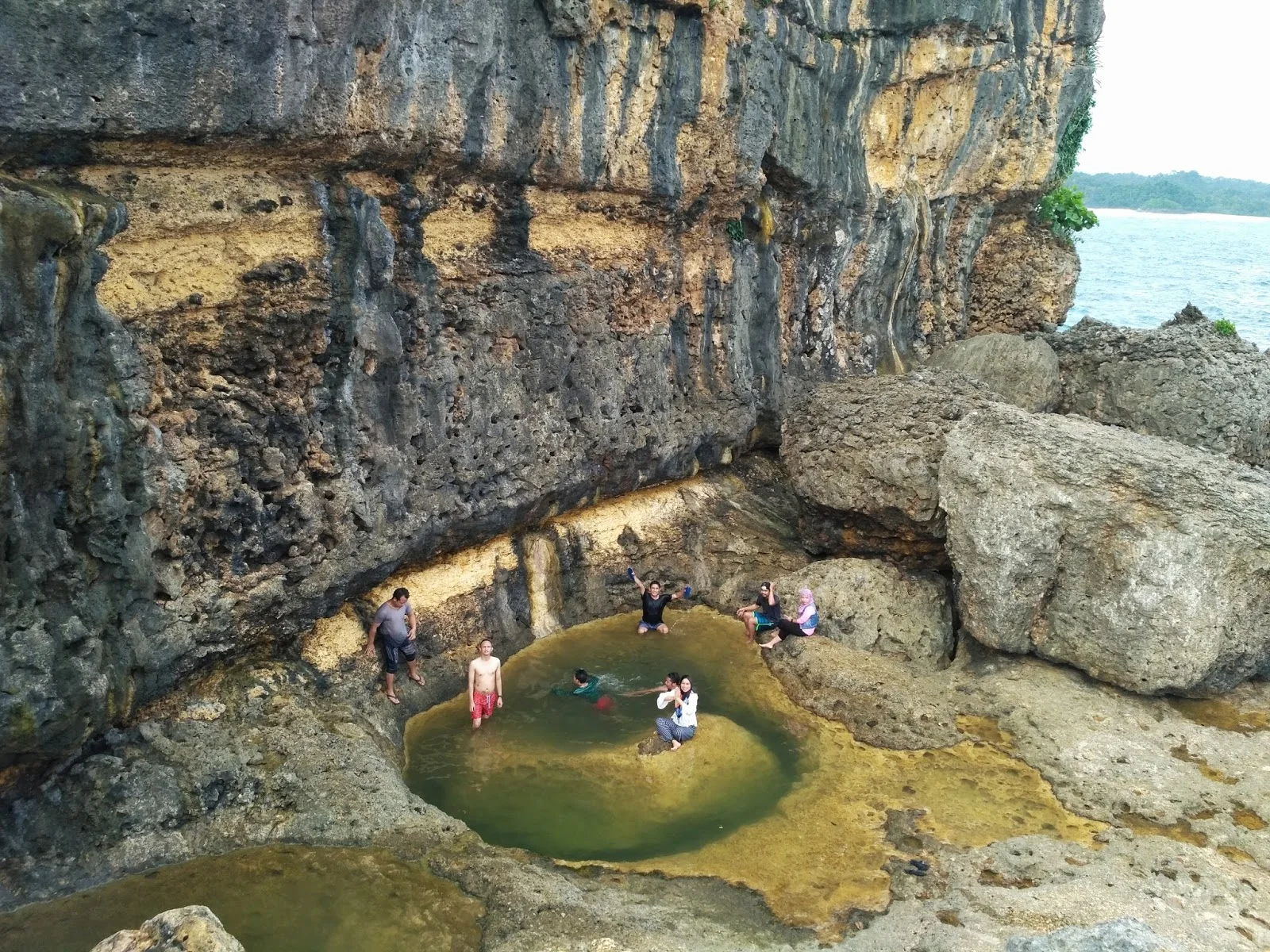 aktivitas teluk bidadari malang berenang di laguna main air hunting foto piknik santai