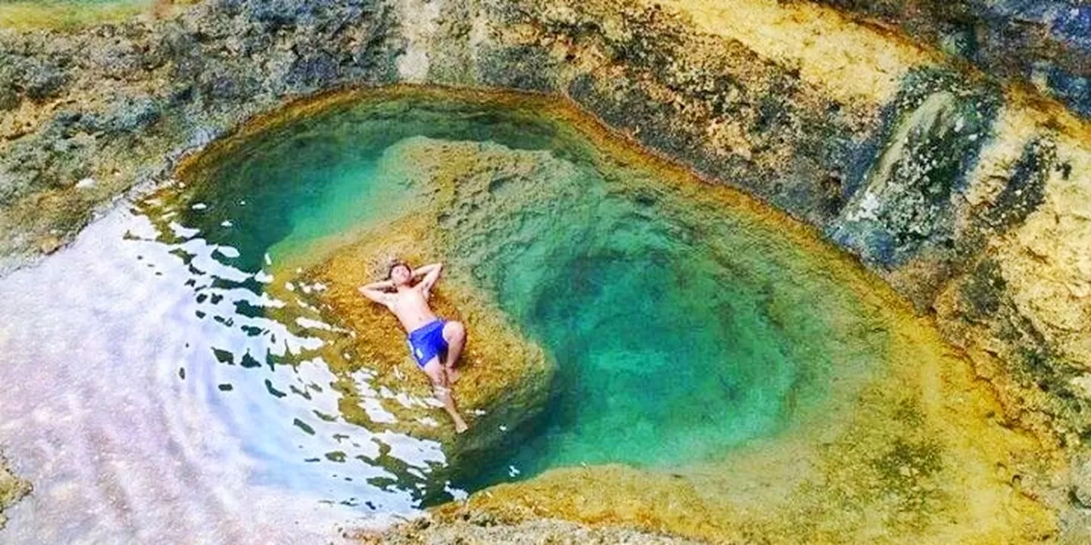 laguna alami teluk bidadari malang close up kolam karang air jernih