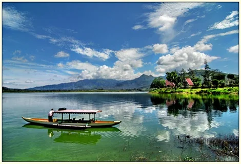 pemandangan waduk selorejo malang saat golden hour cocok untuk itinerary batu malang