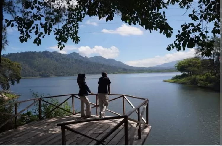 fasilitas waduk selorejo malang area parkir toilet mushola warung gazebo