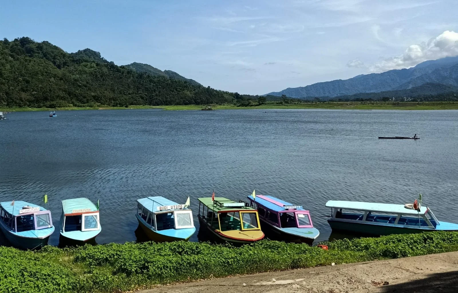 pemandangan waduk selorejo malang dengan air luas dan perbukitan hijau di ngantang