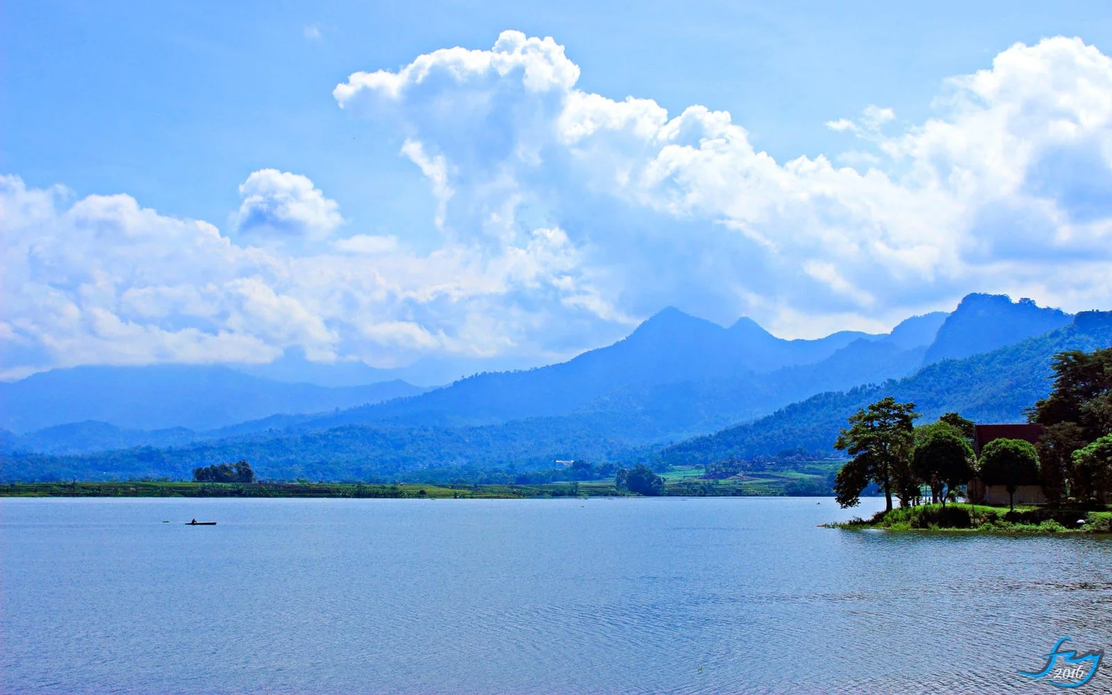 pemandangan waduk selorejo malang dengan perbukitan hijau dan udara sejuk ngantang