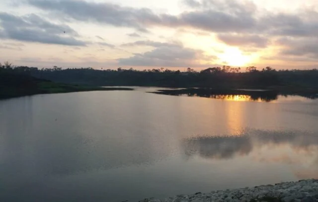 pemandangan waduk selorejo malang dengan air luas dan perbukitan hijau di ngantang
