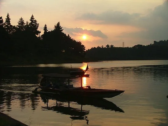 sunrise di waduk selorejo malang dengan kabut tipis dan cahaya keemasan