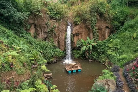 Pemandangan eksotis air terjun untuk Outbound di Coban Jahe Tumpang