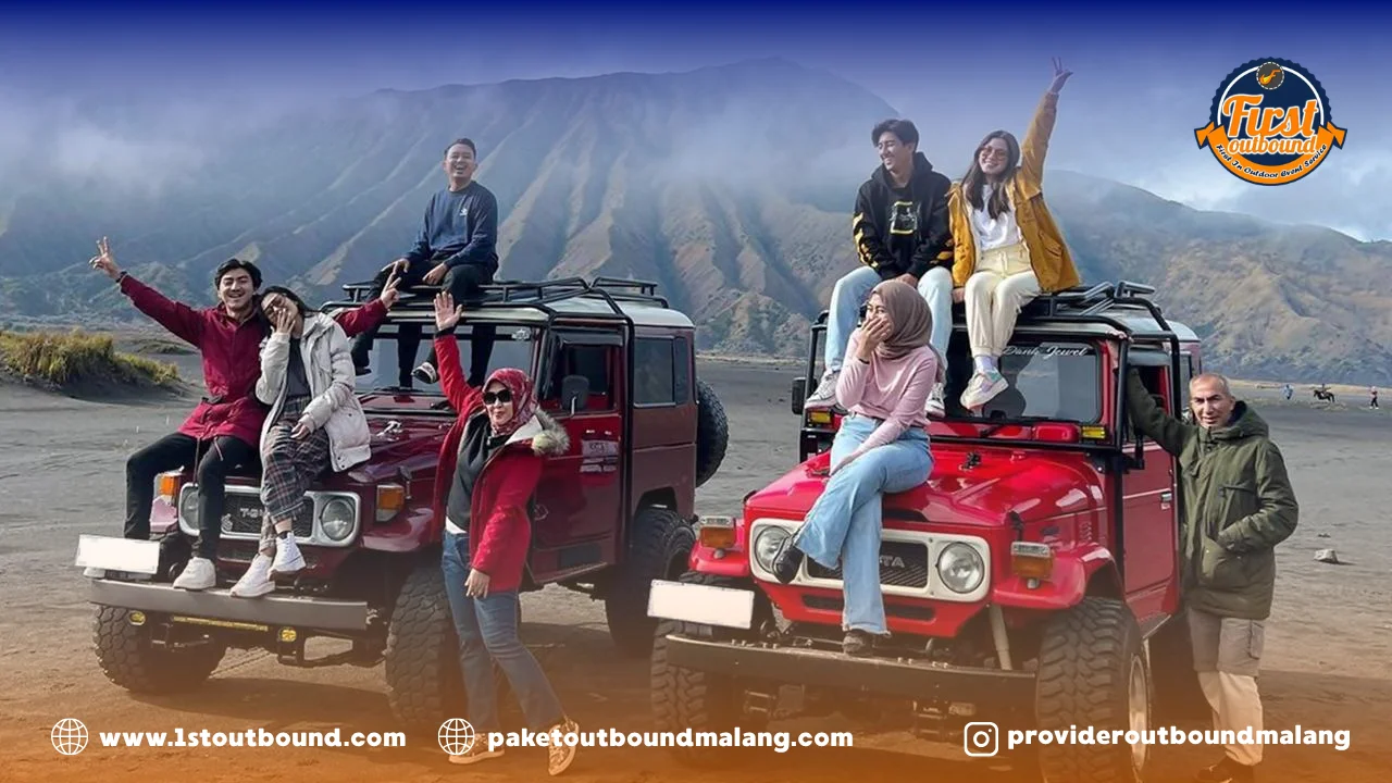 Peserta paket outbound Malang 2D1N menikmati keindahan Gunung Bromo setelah team building di Batu bersama First Outbound