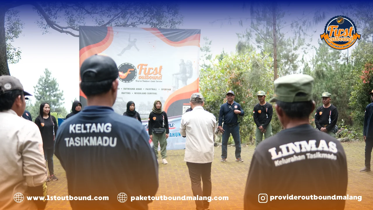 Peserta outbound Malang Nature Harmony Adventure menjelajahi alam pegunungan Coban Rais bersama tim First Outbound