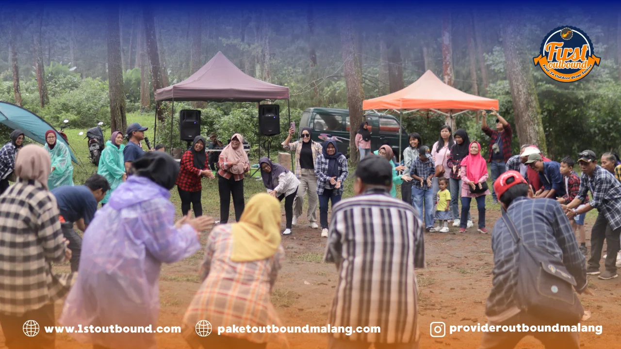 Keluarga besar peserta paket family gathering Malang menikmati acara santai bersama First Outbound
