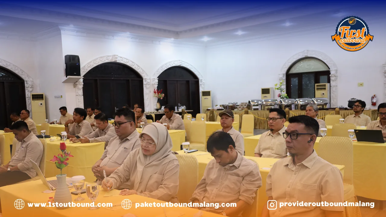 Suasana refresh fun meeting paket outbound Malang dengan kombinasi rapat korporat dan gathering