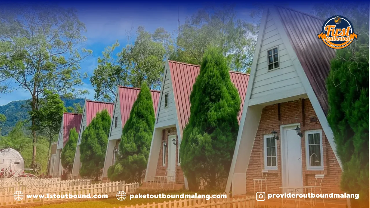 Peserta paket outbound Malang plus glamping menikmati malam di tenda mewah Coban Talun dengan First Outbound