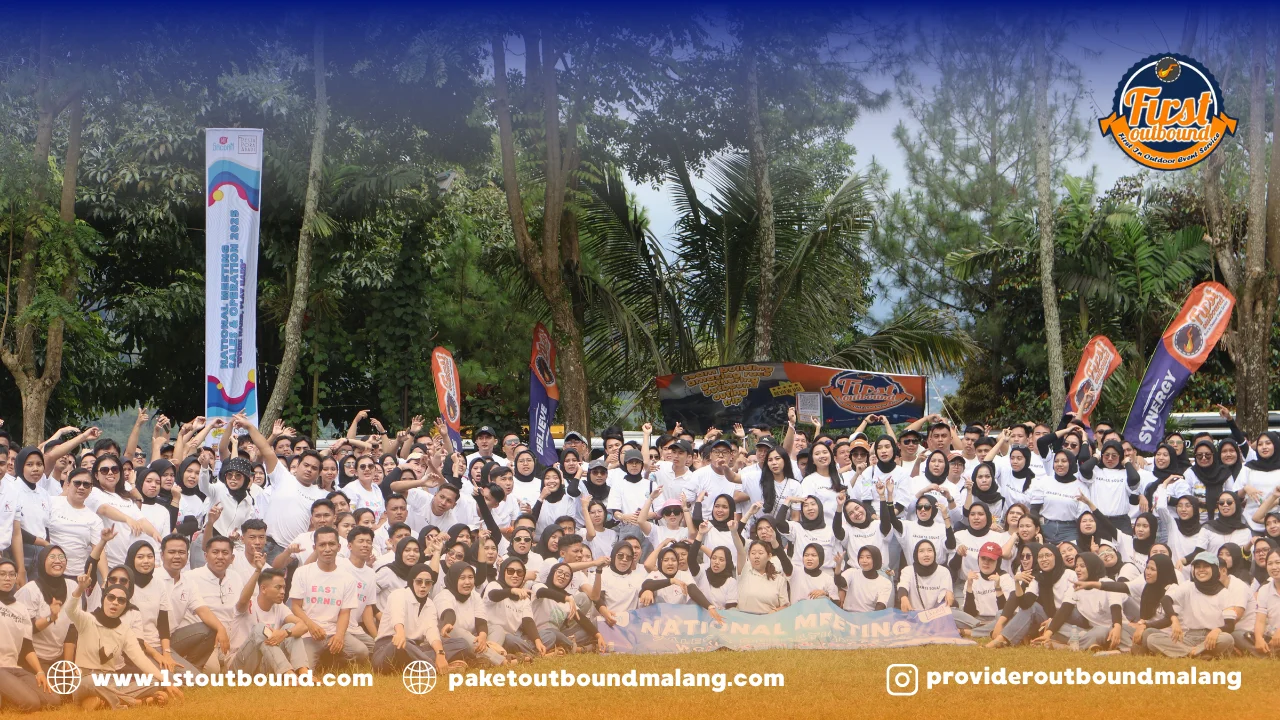 Peserta paket outbound skala besar 200 orang lebih dari Gacoan menjalani fun games multi-station di Malang dengan First Outbound