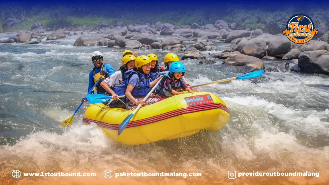 Tim peserta paket outbound Malang plus rafting menyusuri sungai dengan First Outbound
