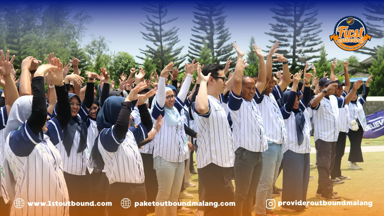 Karyawan perusahaan menikmati outing kantor fun day team building di Malang bersama tim First Outbound