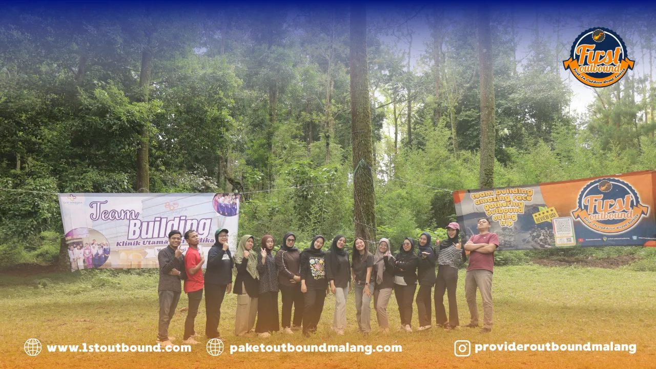 Tim peserta paket outbound Malang Team Building Half Day di Batu sedang menjalani fun games dengan trainer First Outbound